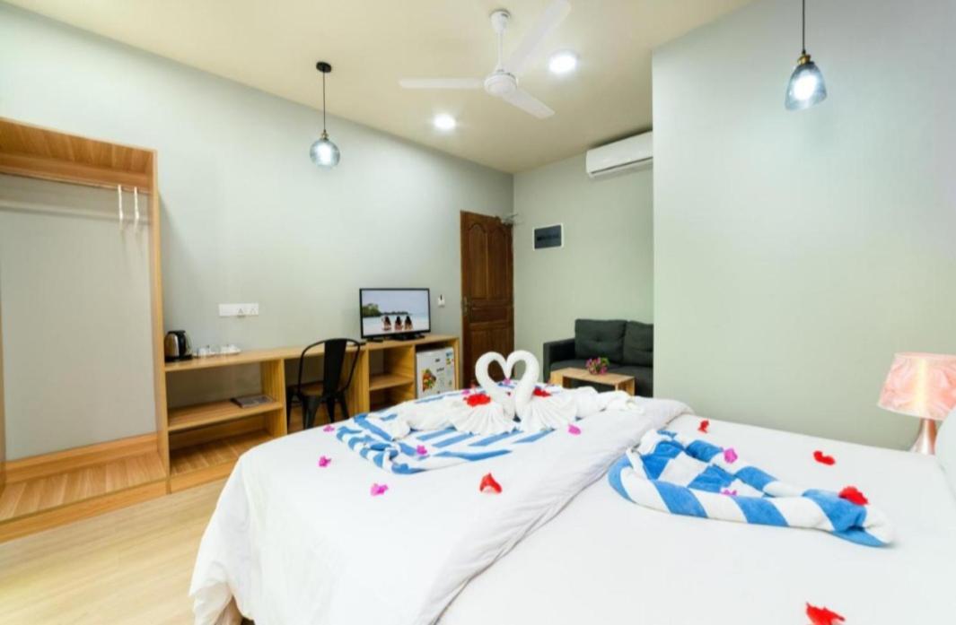 Ukulhas Villa Oceanview Hotel & Spa Buitenkant foto